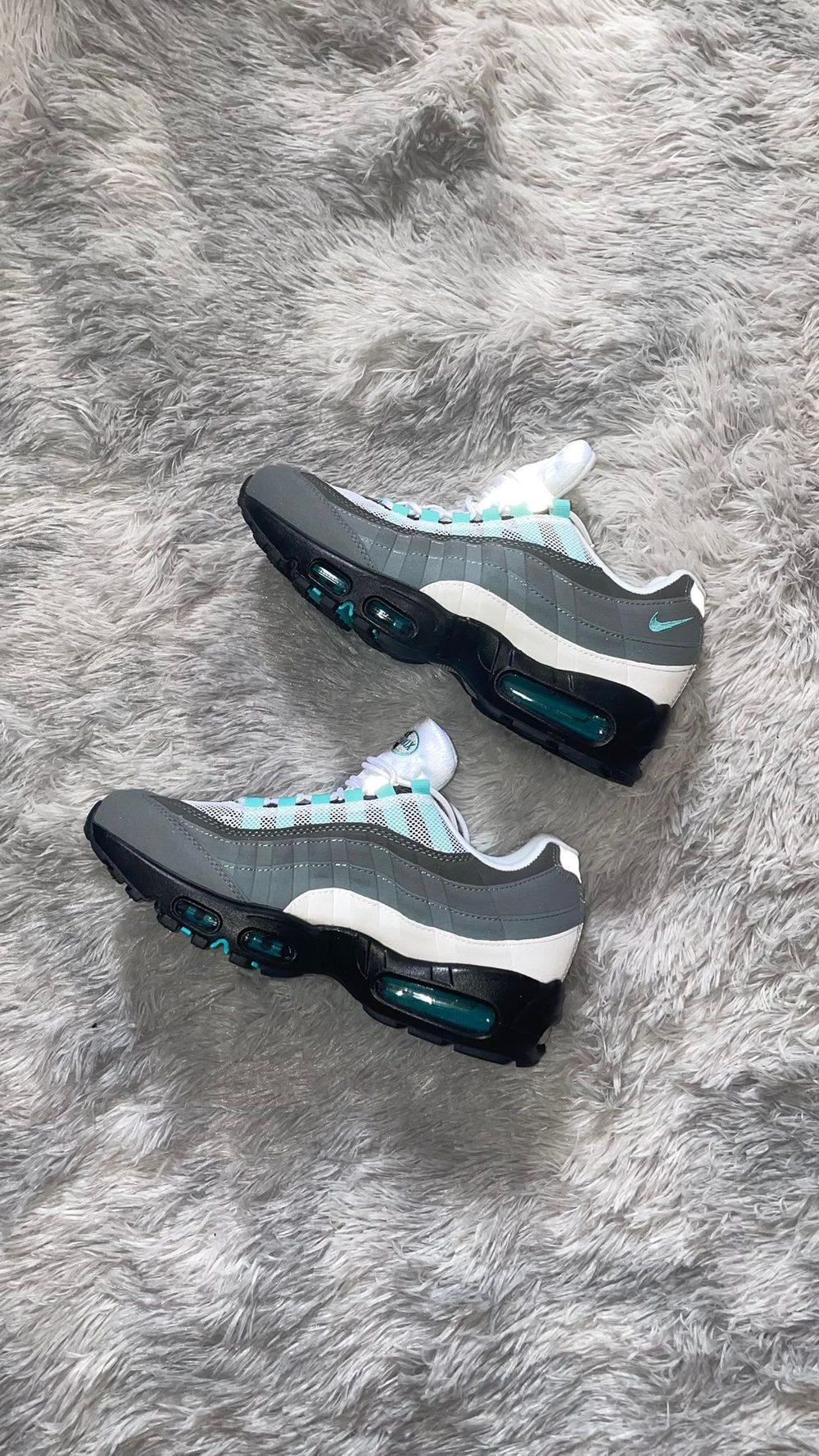 Par de Nike Air Max 95 gris y turquesa, vista lateral